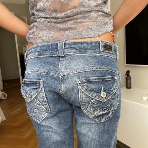 Sååå fina jeans med fickor🥰 - Superfina jeans med najs fickor  Innerbenslängd: 76 Midjemått: 39