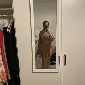 Klänning  - Kort klänning i gammeldags rosa ”dusty pink” köpt på marknad