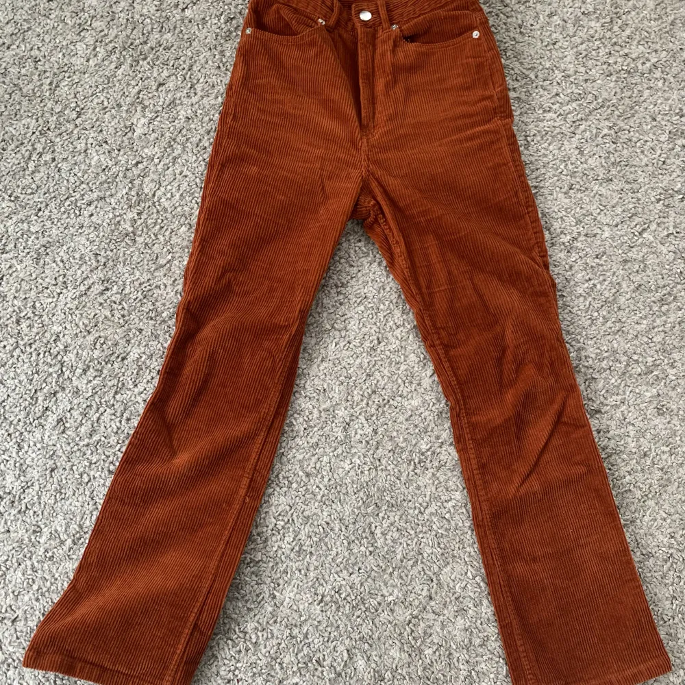 Orange-bruna manchesterbyxor från Monki ☁️ Inga anmärkningar! Mid-high rise i midjan :). Jeans & Byxor.