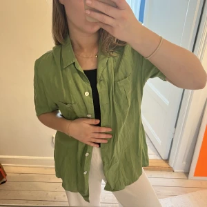 Grön skjorta - Grön kortärmad skjorta i linne