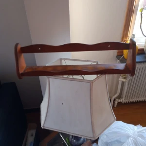 Retro hylla 50 cm lång och 8 cm bred . - Äldre retro hylla 50 cm lång och 8 cm bred..hämtas i Skene alt skickas .