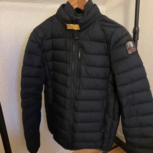 Parajumpers jacka - Mörkblå parajumpers jacka storlek Large Youth men passar även medium i vuxenstorlek. Jackan är använd, men ingen defekt eller tydligt tecken på använding