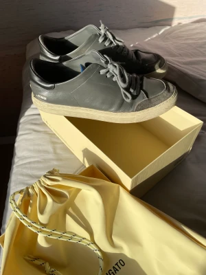 Arigato skor - Storlek 44, hyfsat bra skick, inte använt jätte mycket. Köpt för 2200kr. Påsen och lådan ingår.