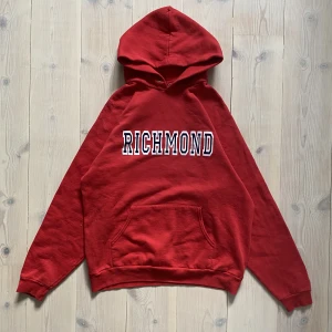 Vintage screen stars hoodie - Richmond hoodie tryckt på en otrolig screen stars blank. Storlek L men passar M också. Skicka är fenomenalt.