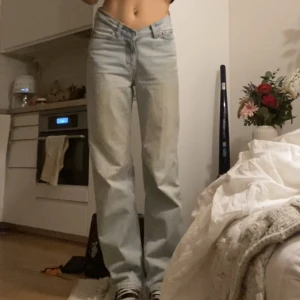 Jeans - Skitsnygga jeans från weekday, V-formad midja 💞dom är för stora för mig men formar kroppen skitsnyggt när dom sitter lite tightare, jag är 169cm lång 