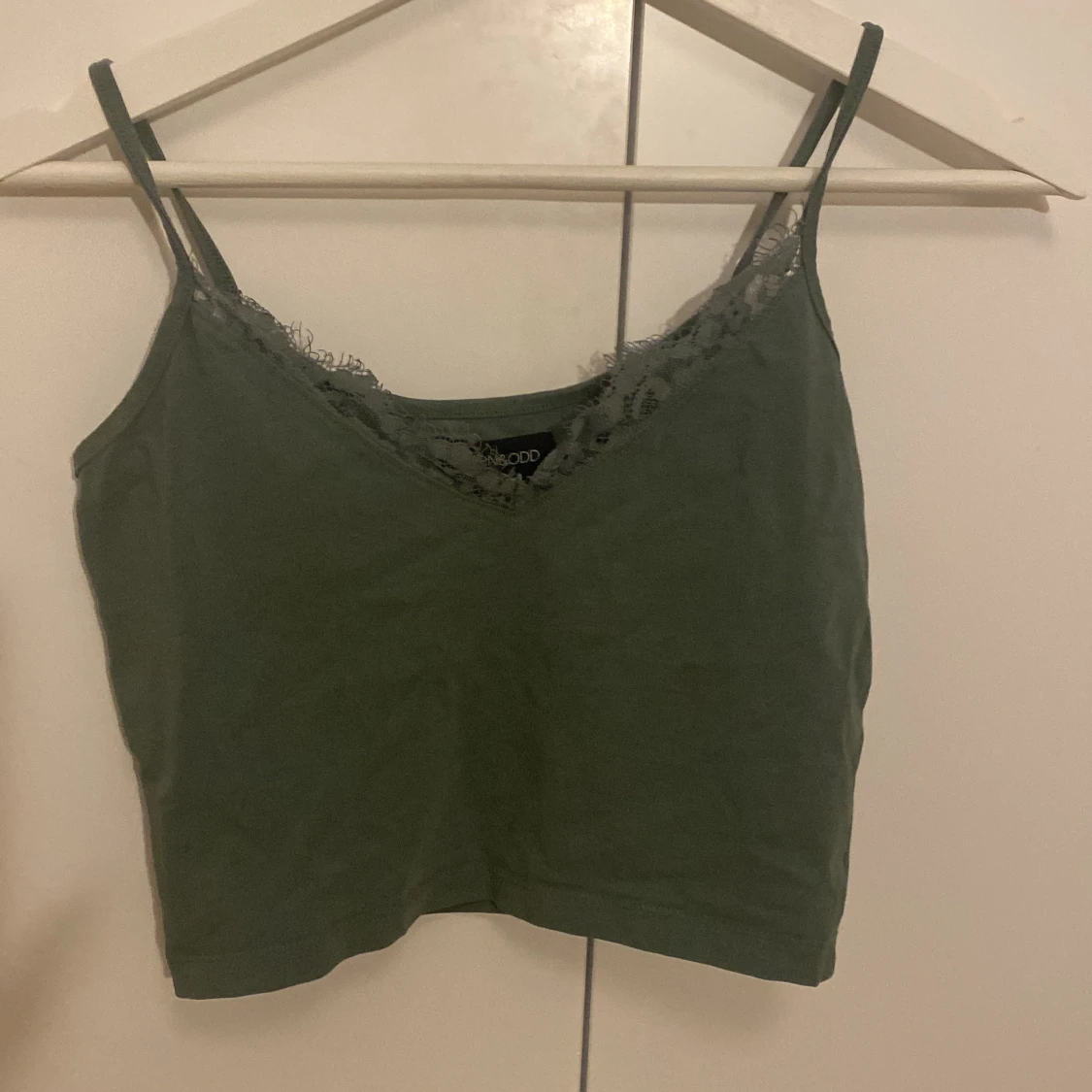 Grönt linne med spets 