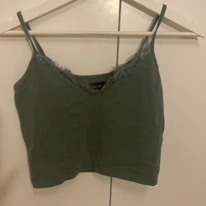 Grönt linne med spets  - Använd ett antal gånger. I perfekt skick