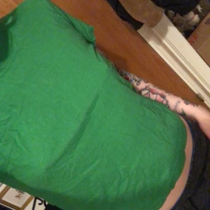 Grön babytee  - Står st 140 men passar s Mjuk Vintage