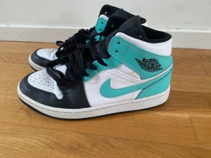 Nike jordan 1 mid  - Säljer dessa jordans i färgen ”igloo island green” storlek 42.5! Inte kommit till användning på typ två år, ny tvättade & fräscha😁 Kan se om jag har kvar og kartongen, självklart äkta🤓 Fraktar & möts upp i norra sthlm. Nypris- 2799kr Hör av er vid frågor!