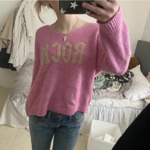 Stickad tröja - Superfin stickad tröja som tyvärr inte kommer till användning längre. Köpt på plick så det är inte mina egna bilder men det är bilder från tjejen jag köpte av!🫶🏻