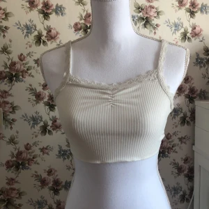 Top - Vit top med volanger 🌼📨