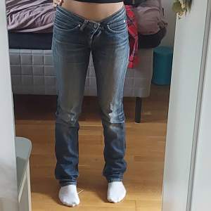 Lågmidjade vintage Acne jeans straight/slim. (Står inget i jeansen)  Lite stora i midjan på mig men sitter bra om man sätter knappen som på första bilden. Finns säkert fler sätt att reglera. 40cm midja rakt över, 85cm innerben. Små defekter - kom privat.