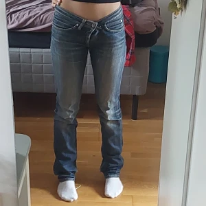 Lågmidjade Acne Jeans - Lågmidjade vintage Acne jeans straight/slim. (Står inget i jeansen)  Lite stora i midjan på mig men sitter bra om man sätter knappen som på första bilden. Finns säkert fler sätt att reglera. 40cm midja rakt över, 85cm innerben. Små defekter - kom privat.