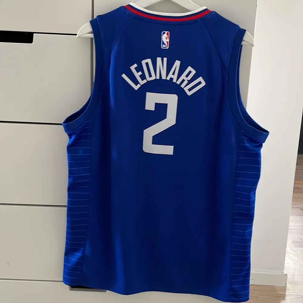 Nästan helt nytt, äkta LA Clippers basket linne med Kawhi Leonard på ryggen. Storlek XL men sitter som L. T-shirts.
