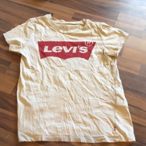 levis t-shirt  - levis t-shirt i storlek S / M. rätt använd men ändå fint skick, just nu ganska skrynklig för att den legat i en byrå länge. 