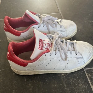 Adidas Stan Smith  - Säljer mina sneakers i strl 38. Fint skick men smutsiga enligt bild.