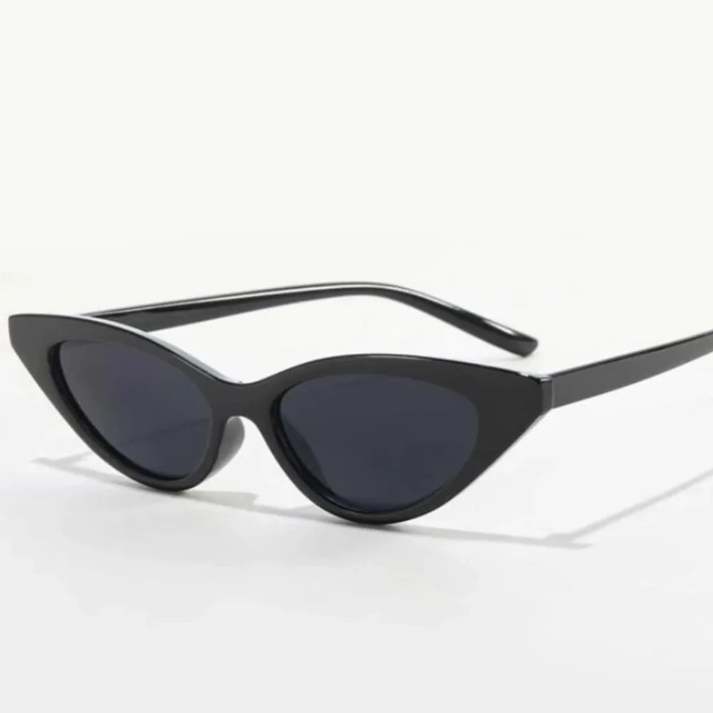 Trendig solglasögonen i färgen svart är helt ny och oanvänd!. Accessoarer.