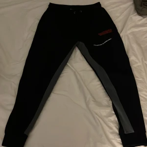 Hoodrich byxor - Hoodrich byxor använda ca 3 gånger. Nypris ca 800kr plus de är en gammal kollektion