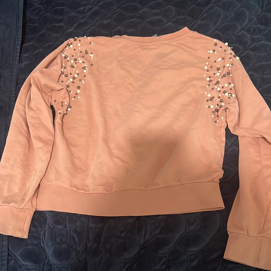 Säljer den här fina rosa tröjan som har massa svart och vita pärlor på den. - 90