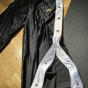 Nike byxor - NIKE byxor med knappar på sidan. Aldrig använda