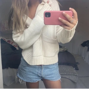 Tröja zara - Säljer denna vita tröja ifrån zara. Sjukt mysig! Lånade bilder ifrån förra ägaren💗har en liten fläck vid kragen och småmissfärgningar vid ärmslut men inget som märks!