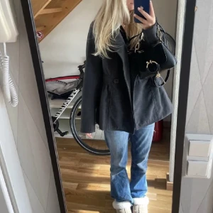 Svart kappa - Så fin kappa, köpt här på plick men passade inte mig så bra! Fint skick💕💕