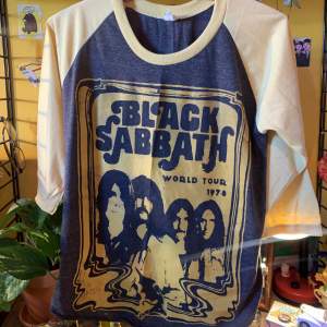 Över fet Black Sabbath tröja! En reproduktion, så inte äkta vintage, men man skulle kunna tro det. Ärmarna är halvlånga, undergår till armvecket. Inga skavanker, som ny! 🦇