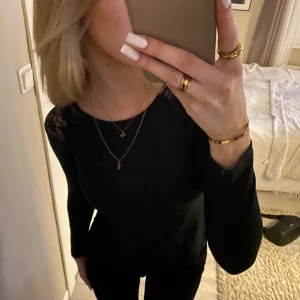 Topp med spets detaljer - Svart tight långärmad topp med spets detaljer på axlarna. Använd fåtal gånger🤍🤍