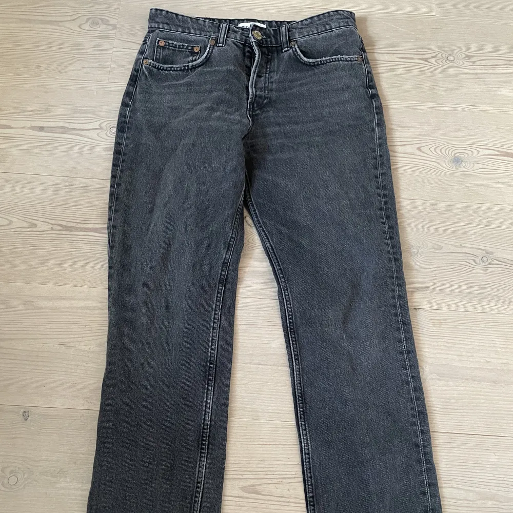 Low waist jeans från zara med raka ben i storlek 38, är avklippta så det passar någon som är under 160 cm. Jeans & Byxor.