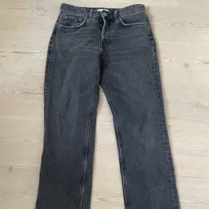 Low waist jeans från zara med raka ben i storlek 38, är avklippta så det passar någon som är under 160 cm