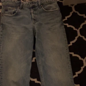 Midwaist zara jeans - Sälje mina midwaist zara jeans med straight leg, de står ingen storlek på de men passar mig som har mellan xs-s på byxor annars. De är köpte i november 2022 och använda ett par fåtals gånger. Köpte de för 400 kr och säljer de för 170kr+frakt💓