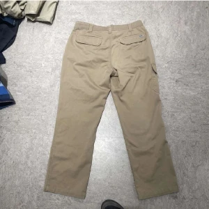 Baggy cargos beige y2 - Nice baggy cargos till sommaren👌 Använd gärna köp nu! Skickar oftast inom 12-24 timmar. Glöm inte kolla in min profil och följ för mer grejer😊