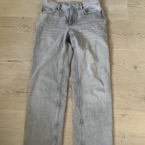 Populära low waist jeans - Populära low waist jeans från Gina Tricot i storlek 34, använda ett fåtal gånger så är i nyskick⭐️