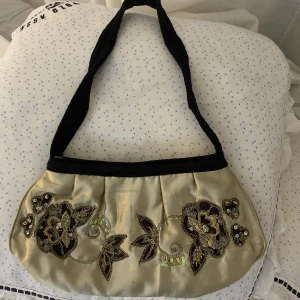 söt vintage väska  - köpt second hand men är från lindex från början 