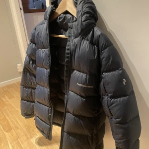 Peak Performance jacka - Storlek xs men sitter som en S. Jätte fint skick på den. Säljes pågrund av att jag ej använder