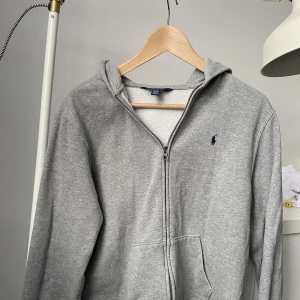 Ralph laruhen - Säljer en as snygg tröja som tyvärr blir för liten men säljs till ett väldigt bra pris original pris: 1799kr