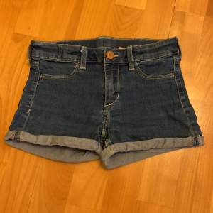 Detta är ett par jeans shorts som är i storlek 122/ 6-7 år. Använda  ungefär 2-3 gånger!!!