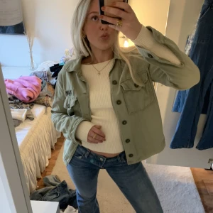 Grön jacka/militärjacka - Grön jacka passar bra till våren. Jätte fin och i bra skick💕