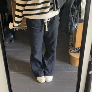 roxy linnebyxor  - slutsålda svarta linnebyxor från roxy 🙏🏼 säljer vid bra bud (storlek M, men passar mig som har xs/s i byxor)