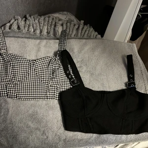 Croptoppar - Två stycken croppade tröjor från HM i storlek 36. Justerbara band, se bild. Båda är i använt skick men inget märkbart. 
