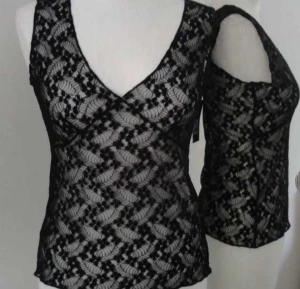 svart topp  - (kan ej visa fler bilder eller hur den ser ut på) 🖤🖤🖤🖤svart topp genomskinlig. storlek s. helt ny oanvänd. kan mötas i stockholm eller frakta.