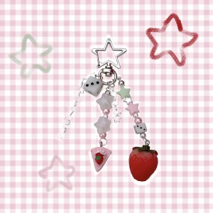Strawberry keychain - super søt kawaii nøkkelring med jordgubbar, stjerner, terninger og strawberry shortcake. 🍓🍰 lagd selv, kan lages på bestilling og kommer til å poste flere i fremtiden 🎀 frakt koster 30kr med brev. !! (uten sporing)