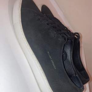 Söljer nu mina svart william strouch skor med vit sula. Köpte dem för 9 månader sedan för 1500kr. Jag har använt dem en del men dom är i väldigt fint skick. Pris ej hugget i sten. Kan mötas i Karlstad och frakta men köparen står för frakten. Axel