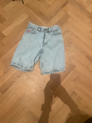 polar skate co big boy skjorts - feta skjorts som passar nu till sommaren. perfekt att skatea i. Använda kanske 15 gånger max. nypris 1100