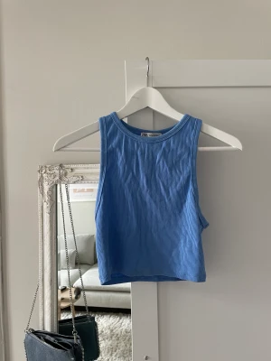 Söt liten topp från zara - Den är i storlek M men skulle säga att den passar xs-s. Skriv för fler bilder. 