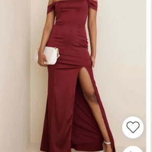 Nelly Klänning / Balklänning / Festklänning/ Bröllopsklänning  - En lång röd klänning från Nelly i storlek M(38) Använd bara en gång