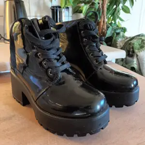 Höga boots med i glansigt material, för små för mig som har 39. Väldigt lätta och smidiga!