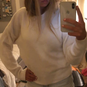 Stickad tröja - Fin vit stickad tröja från zara, oanvänd och jättebra skick💓💓 