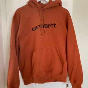 Carhartt Hoodie - I fint skick, använd ett par gånger. Bland den mest sköna Hoodie jag ägt! 