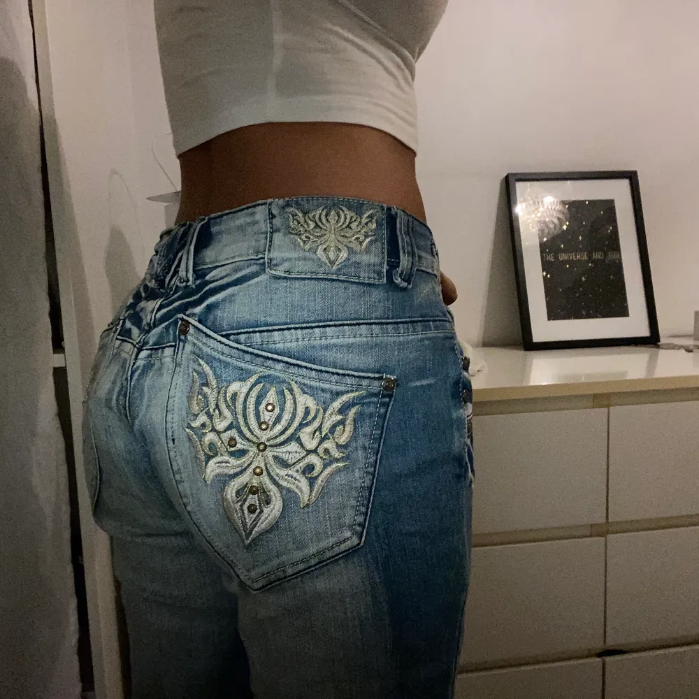 Säljer ett par lågmidjade jeans, vet inte märkte men de står att de är ”Jenny B”.  Lite långa på mej som är 165 och lite stora i midjan. Jeans & Byxor.